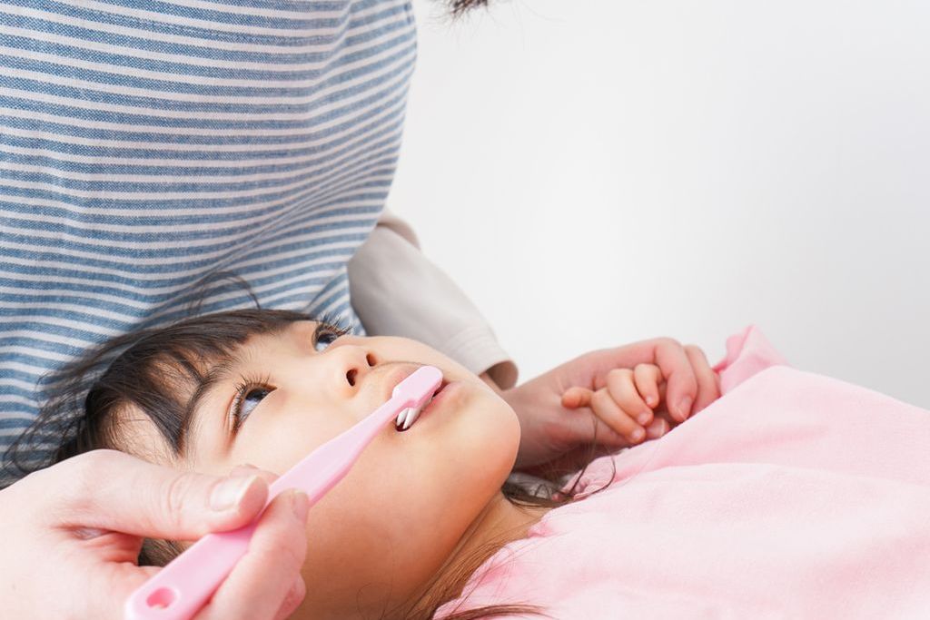 小さいお子さまには仕上げ磨きを